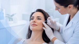 Especialista aplica bioestimuladores de colágeno en el rostro de una paciente